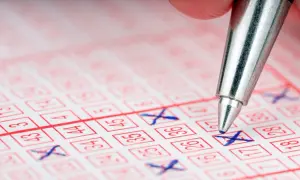 Długopis zaznacza liczby na kuponie lotto. Czy ktoś wygrał w lotto przez internet?