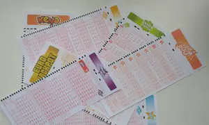 Kupony lotto, w tym Eurojackpot, Multi Multi i inne, leżą na stole. Zastanawiasz się, jak sprawdzać lotto z plusem? Te kupony to Twój pierwszy krok do wygranej!