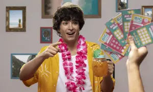 Szczęśliwiec z drinkiem i zdrapkami Lotto, zastanawia się, gdzie można odebrać wygraną ze zdrapki lotto.
