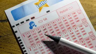 Kupon Lotto z zaznaczonymi liczbami i ołówkiem. Opłata manipulacyjna i dopłata w Lotto – na co idą pieniądze graczy?