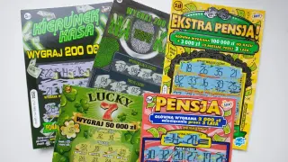 Kupno zdrapek: czy sprzedawca może zażądać dowodu? Na zdjęciu kilka zdrapek Lotto z różnymi nagrodami, np. "Kierunek Kasa", "Na tropie", "Ekstra Pensja".