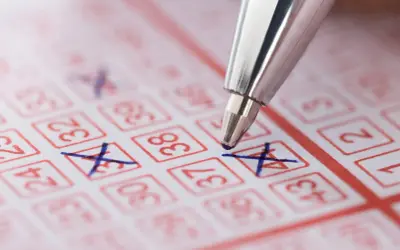 Długopis zaznacza liczby na kuponie lotto. Dowiedz się o podatek od wygranej powyżej 2280 zł lotto zasady potrącania w kolekturze.