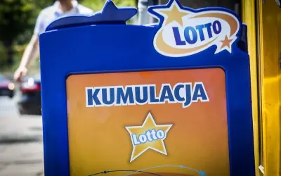 Niebieska gablota Lotto z napisem "Kumulacja" i logo. Czy wygraną z lotto trzeba wpisywać do rocznego zeznania pit?
