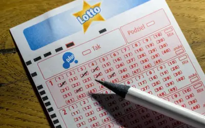 Kupon Lotto z zaznaczonymi liczbami i ołówkiem. Opłata manipulacyjna i dopłata w Lotto – na co idą pieniądze graczy?