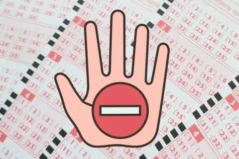 Czy można kupić polskie lotto będąc za granicą przez internet? Dłoń z symbolem zakazu na tle kuponów lotto.