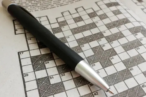 Czarna długopis na papierze z krzyżówką. Czy to najdłuższa krzyżówka na świecie? Ile ma haseł i kto jest autorem?