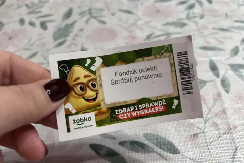 Zdrapka z Żabki z zabawnym "foodzikiem". Nie wygrałem, ale ciekawość, ile kosztują zdrapki w Żabce, pozostała.