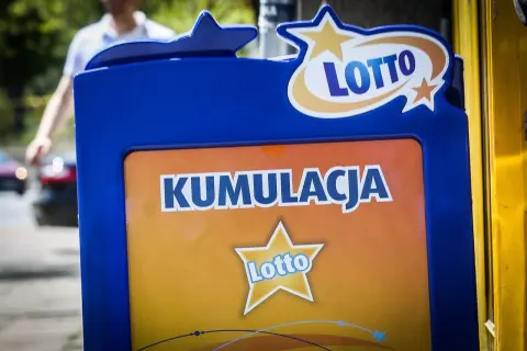 Tablica Lotto z napisem "Kumulacja" i logo. Zastanawiasz się nad koszt uzyskania zezwolenia na loterię z nagrodami o dużej wartości?