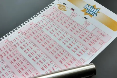 Kupon Mini Lotto z polami do zaznaczenia liczb. Dowiedz się, jak grać w Mini Lotto, wybierając swoje szczęśliwe numery.