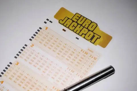 Kupon Eurojackpot leży obok długopisu. Zastanawiasz się, eurojackpot do której godziny można go wypełnić?