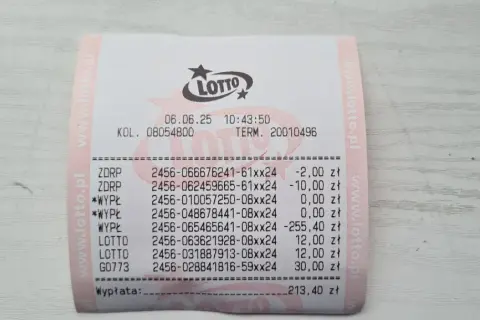 Paragon z gry Lotto, potwierdzający, że w Żabce można kupić losy. Widoczne daty, kody i kwoty.