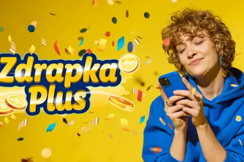 Kobieta w niebieskiej bluzie z kapturem gra w zdrapki na telefonie, otoczona złotymi monetami i konfetti.