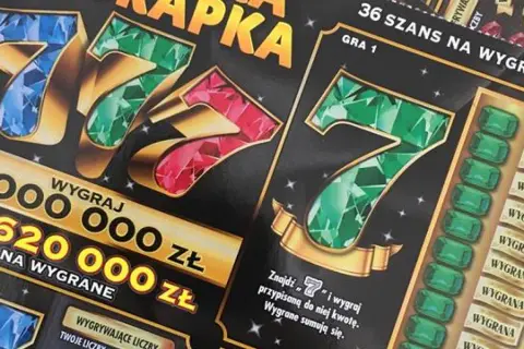 Zdrapki z cyfrą 7 i klejnotami. Obrazek symbolizuje pułapkę psychologiczną graczy, gdzie wymiana wygrywającej zdrapki na nowe losy kusi nadzieją na większą wygraną.