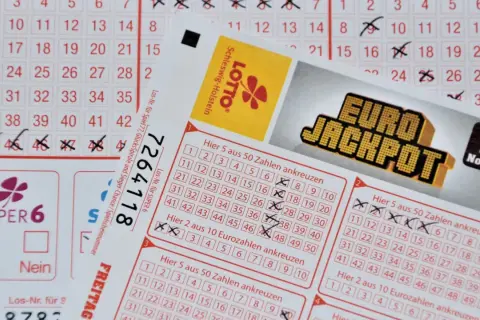 Losowanie Lotto odbywa się w środy i soboty. Na zdjęciu kupony Lotto i Eurojackpot z zaznaczonymi liczbami.