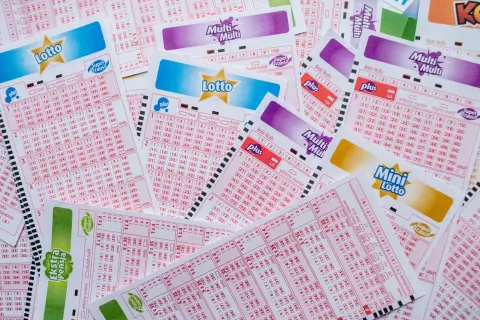 Losy na loterię Lotto, Multi Multi, Mini Lotto i Ekstra Pensja. Zastanawiasz się, jak dokładnie działa mechanizm promocyjny Ekstra Pensja?