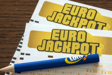 Dwa blankiety Eurojackpot i ołówek Lotto. Gdzie matematyka daje lepsze szanse niż w polskim lotto.