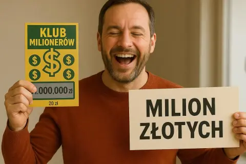 Szczęśliwy mężczyzna trzyma zdrapkę "Klub Milionerów" i tabliczkę "MILION ZŁOTYCH", świętując główne wygrane w zdrapkach.