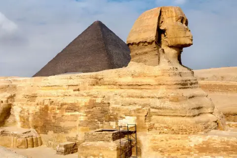 Wielki Sfinks w Gizie, symbol wiecznej zagadki. Jego kulturowe znaczenie jako mitologicznej łamigłówki przetrwało wieki.