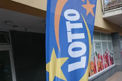 Niebieska flaga z logo LOTTO i gwiazdami. Szukasz rankingu zdrapek lotto z największym prawdopodobieństwem trafienia?