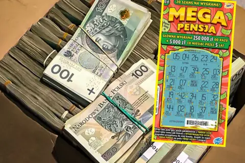 Stosy polskich banknotów i zdrapka "Mega Pensja". Czy zniszczona zdrapka z widocznym kodem kreskowym jest ważna?