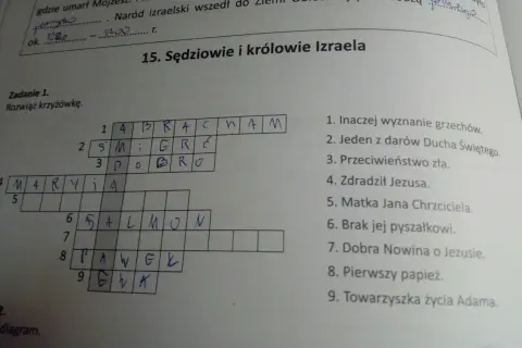 Rozwiązana krzyżówka biblijna, gdzie zasady układania diagramu krzyżówki, dbanie o symetrię i czarne pola są kluczowe.