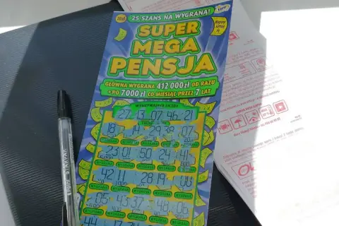 Zdrapka "Super Mega Pensja" z widocznymi wygranymi. Dowiedz się, ile kosztuje zdrapka ekstra pensja i jakie są szanse na wygraną.