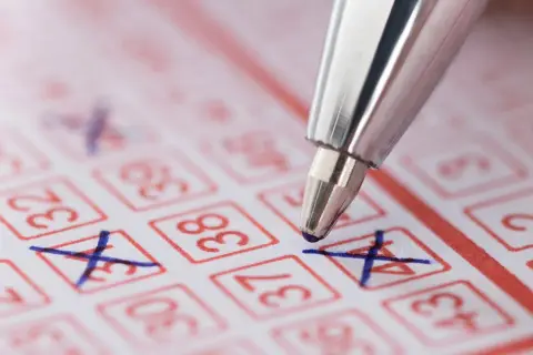 Długopis zaznacza liczby na kuponie lotto. Czy wygraną ze zdrapki można wypłacić prosto na konto bankowe?