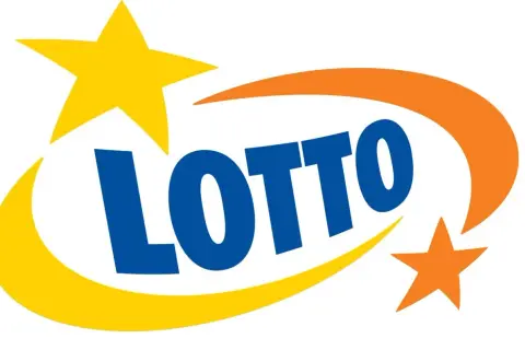 Logo LOTTO z niebieskim napisem i żółtymi oraz pomarańczowymi gwiazdkami i łukami. Miejsce, do którego można wysyłać lotto.
