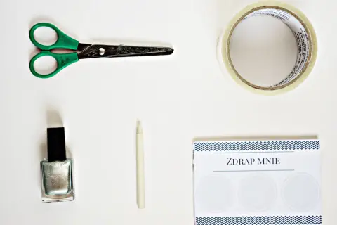 Potrzebne do zabawy: nożyczki, taśma, lakier, kredka i karta "ZDRAP MNIE". Tak wygrasz w zdrapkę!