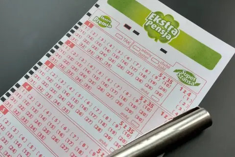 Kupon loterii "Ekstra Pensja jak grać". Widoczne pola do zaznaczenia liczb i opcji gry.