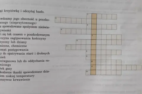 Krzyżówka z pytaniami o pierwszą pomoc. Wydawnictwa powinny uważać na błędy merytoryczne w takich publikacjach.