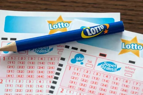 Ołówek na kuponach Lotto. Zastanawiasz się, ile czasu na odbiór nagrody lotto po terminie losowania? Sprawdź przepisy!