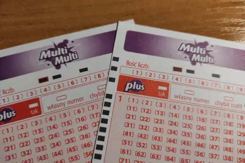 Dwie karty do gry Multi Multi Plus z polami do zaznaczania liczb. Widoczna tabela wygranych w Multi Multi Plus.