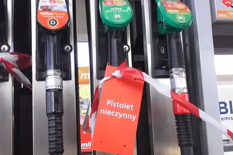 Kupowanie zdrapek na stacji benzynowej i w kolekturze różnice w asortymencie. Pistolety z taśmą, jeden z napisem "Pistolet nieczynny".