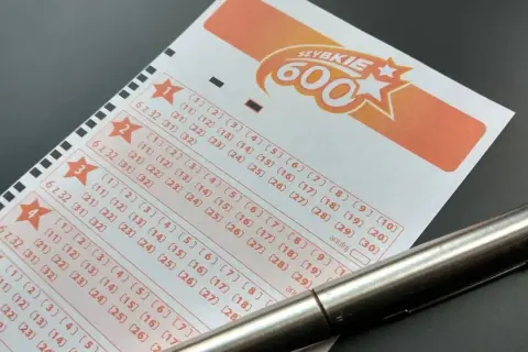 Długopis leży na kuponie lotto "Szybkie 600". Czas sprawdzić, jak sprawdzić lotka i czy udało się wygrać!