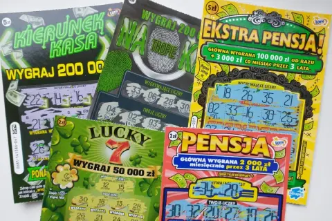 Kupno zdrapek: czy sprzedawca może zażądać dowodu? Na zdjęciu kilka zdrapek Lotto z różnymi nagrodami, np. "Kierunek Kasa", "Na tropie", "Ekstra Pensja".