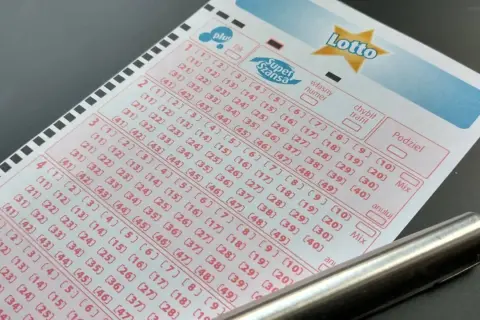 Kupon Lotto z polami do zaznaczenia liczb. Czy można zagrać w lotto plus na liczby inne niż te w zakładzie lotto do którego opcja plus została dodana?
