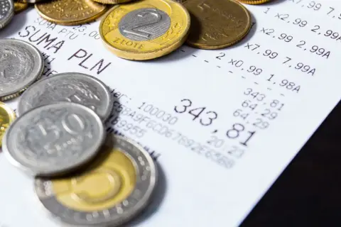 Monety i paragon. Czy loteria paragonowa powróci? Ministerstwo Finansów analizuje dane.