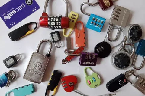Różnorodne kłódki szyfrowe i na kluczyk, idealne do escape roomów. Najczęstsze schematy i mechanizmy kłódek.