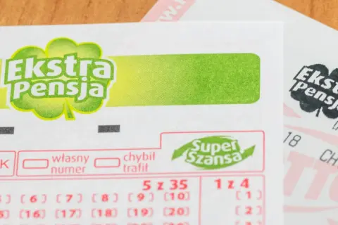 Zdrapka "Ekstra Pensja" z polem "Super Szansa". Jakie są szanse na wygraną w zdrapce? Liczby i pola do zaznaczenia.