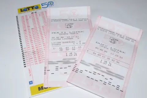 Kupony lotto i lotto plus różnią się, choć oba służą do gry. Na zdjęciu kupony z numerami i informacją o wygranej.