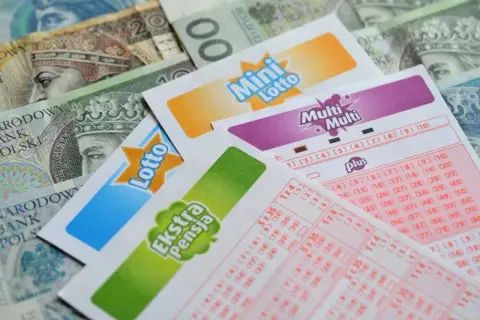 Kupony Lotto, Mini Lotto, Multi Multi i Ekstra Pensja na tle polskich banknotów. Czy to sposób na pranie brudnych pieniędzy w lotto, jak totalizator weryfikuje graczy?