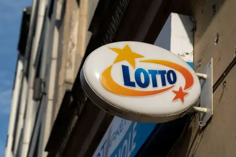 Znak Lotto z gwiazdkami i łukami, przypominający o tym, kiedy najbliższe losowanie lotto.