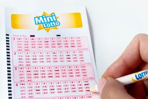 Na kuponie Mini Lotto zaznacza się liczby. W tej grze losuje się 5 z 42 liczb.