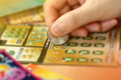Co 4 zdrapka wygrywa? Poznaj szanse na wygraną w Lotto