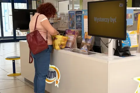 Kobieta z rudymi włosami kupuje losy Lotto. Czy lottomaty na stacjach benzynowych mają inne prawdopodobieństwo?