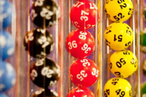 Kolorowe kulki lotto z numerami, jak obliczyć prawdopodobieństwo wygranej w mini lotto?