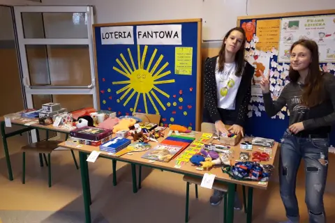 Loteria fantowa w szkole: limity kwotowe i uproszczone procedury. Dziewczyny sprzedają fanty na szkolnej loterii.