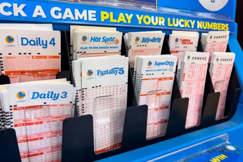 Stojaki z kuponami loteryjnymi: Daily 4, Hot Spot, Daily Derby, Fantasy 5, SuperLotto Plus, Mega Millions, Powerball. Mechanizm organizatorów ubezpieczenia nagrody w loterii polega na tym, że gracze wybierają liczby.