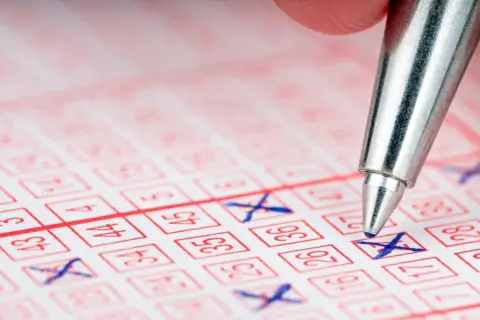 Długopis zaznacza liczby na kuponie lotto. Czy ktoś wygrał w lotto przez internet?
